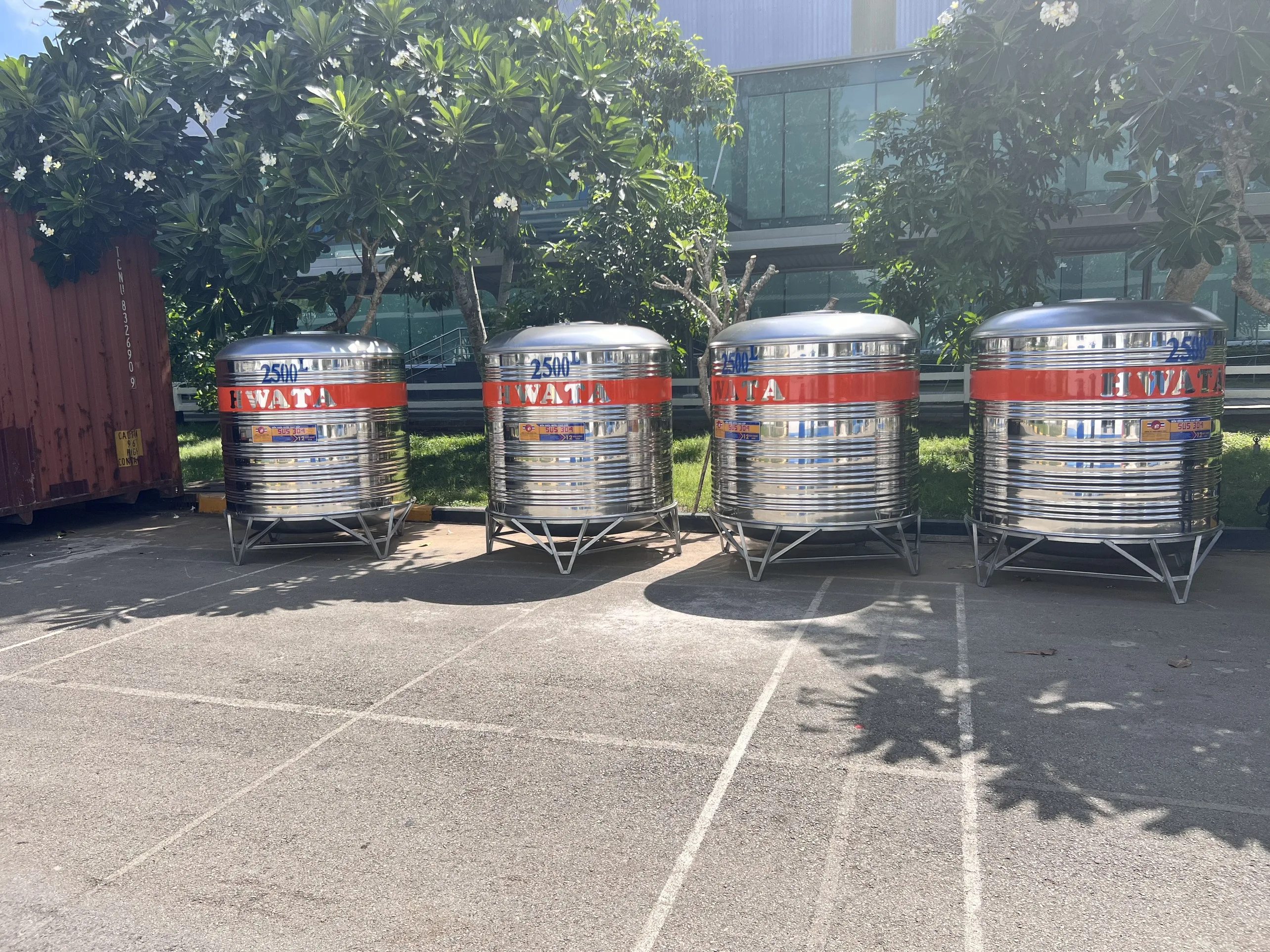 Kiểm tra vị trí lắp bồn nước inox 2,5 khối trên mái Lắp bồn nước inox 2500L trên sân thượng